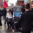 Impiegati cinesi costretti a strisciare in strada5