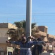 Isis crocifigge otto "infedeli" a Raqqa