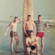 Marine in posa con tavola da surf stessa FOTO 50 anni dopo 3
