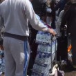 Pubblico ruba acqua minerale durante Maratona Londra16