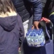 Pubblico ruba acqua minerale durante Maratona Londra6