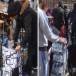 Pubblico ruba acqua minerale durante Maratona Londra2
