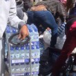 Pubblico ruba acqua minerale durante Maratona Londra13