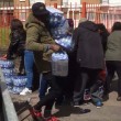 Pubblico ruba acqua minerale durante Maratona Londra11