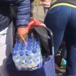 Pubblico ruba acqua minerale durante Maratona Londra10