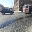 Roma, macchia olio in centro: a terra motorini e pedoni3