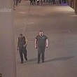 Sputano su donna, VIDEO polizia per identificarli4