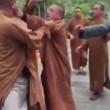 Tre monaci buddisti si picchiano: addio calma zen 2