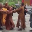 Tre monaci buddisti si picchiano: addio calma zen