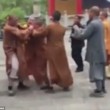Tre monaci buddisti si picchiano: addio calma zen 8