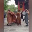Tre monaci buddisti si picchiano: addio calma zen 7