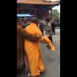 Tre monaci buddisti si picchiano: addio calma zen 4
