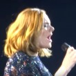 Adele, salta microfono: spettatori cantano con lei
