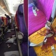 Turbolenze in volo: passeggeri feriti, sangue su sedili FOTO