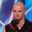VIDEO YOUTUBE Britain's Got Talent: Alex Magala mangia spade