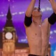 VIDEO YOUTUBE Britain's Got Talent: Alex Magala mangia spade 7