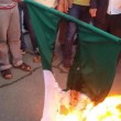 Libia, bandiera italiana bruciata a Bengasi FOTO