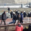 Migranti, centri sociali al Brennero: scontri con polizia