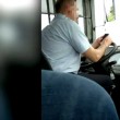 Voghera, manda sms e guida il bus con i gomiti VIDEO3