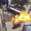 Cisterna si ribalta e prende fuoco: almeno 10 feriti VIDEO