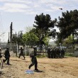 Migranti Idomeni, lanci di lacrimogeni e pietre FOTO 3