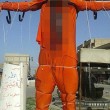 Isis crocefigge due uomini, orrore a Raqqa FOTO 2