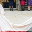 Kate Middleton, abito da sposa copiato? Stilista denuncia...