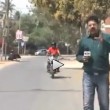 Giornalista travolto da moto in diretta cade a terra