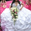Gb, matrimonio esagerato: l'abito da sposa pesa 70 kg...