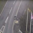 VIDEO YOUTUBE Motociclista spericolato: polizia lo vede e... 4