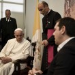 Papa Francesco con 10 migranti in Vaticano e fa un bel guaio