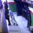 YOUTUBE Pensionato attese e spinse donna velata sotto metro