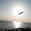 YOUTUBE Caccia russi volano a 10 metri da nave da guerra Usa05