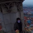 YOUTUBE Selfie video mentre scala chiesa più alta del mondo