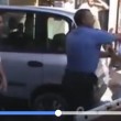 VIDEO Resiste alla rimozione dell'auto: carabiniere la prende a schiaffi03