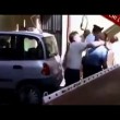 VIDEO Resiste alla rimozione dell'auto: carabiniere la prende a schiaffi02
