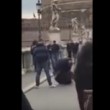 VIDEO Ultras Sparta Praga urinano su mendicante: denunciati