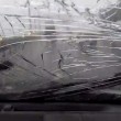 Blocco ghiaccio rompe parabrezza ad auto in transito5