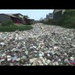 Cambogia, fiume ricoperto di rifiuti: VIDEO drone