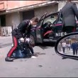 Catania, carabinieri presi a calci e pugni da folla3