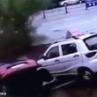 Cina, voragine inghiotte 4 auto in sosta e un albero