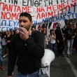 Grecia taglia pensioni, scontri FOTO austerity per aiuti 13