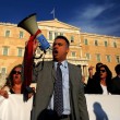 Grecia taglia pensioni, scontri FOTO austerity per aiuti 11