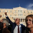 Grecia taglia pensioni, scontri FOTO austerity per aiuti 9