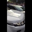 Jaguar blocca parcheggio: suv la sposta colpendola3