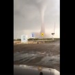 Riprende tornado, figlia: "Papà, ti prego andiamo via"