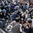 Roma: polizia carica con idranti manifestanti per casa6