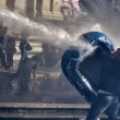 Roma: polizia carica con idranti manifestanti per casa8