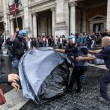 Roma: polizia carica con idranti manifestanti per casa11