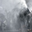 Roma: polizia carica con idranti manifestanti per casa12